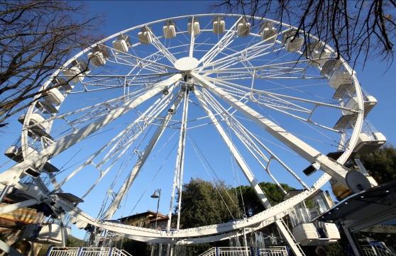 Cavalcate i dolcissimi Pony Nella parte più a Nord di viale Tamerici, i bambini potranno vedere e accarezzare i teneri Pony di Babbo Natale, fare il battesimo della sella e divertirsi in un giro in