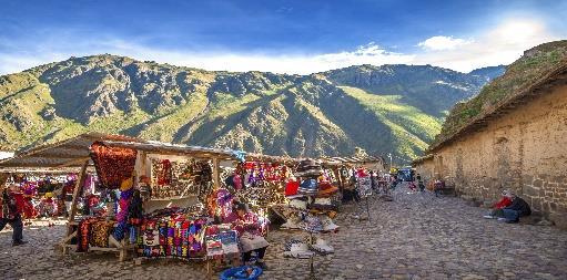 Insieme alla guida potremo visitare Chinchero, le spettacolari saline incaiche di Maras, ricavate sul pendio di una montagna e ancora oggi utilizzate dagli abitanti del villaggio per l'estrazione del