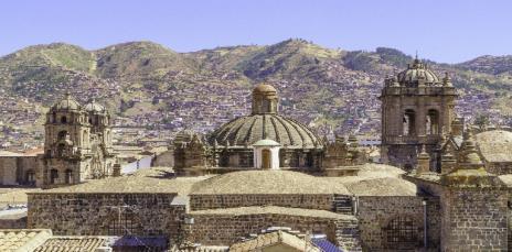 Si continuerà fuori città per visitare l impressionante Fortezza di Sacsayhuamán, costruita strategicamente su una collina che domina Cusco.