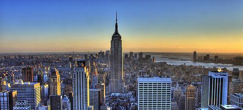 RECENTI INTERVENTI L Empire State Building, il grattacielo simbolo di New York, e forse di tutto il Nuovo Continente, entro la fine dell anno (2011) si rifarà il look e diventerà Green.