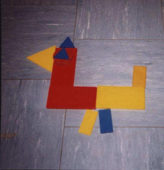 ESEMPIO: L anatra disegnate un triangolo, giallo, grosso, diritto disegnate un rettangolo rosso, grande sotto al triangolo disegnate un triangolo piccolo, blu, sopra il rettangolo disegnate sopra il
