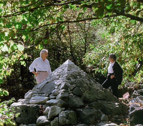 L emozionante ponte sospeso sopra il fiume della Verzasca, la vecchia trappola dei lupi, il vecchio mulino e molto altro ancora! Sentiero per l arte, Lavertezzo Distanza: 4.