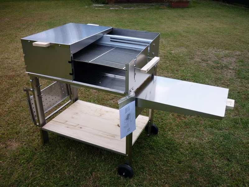 Realizzazione artigianale completamente italiana di barbecue a carbonella e legna in acciaio inox con finiture in legno. Tantissimi modelli disponibili per tutte le esigenze. Uniche nel loro genere!