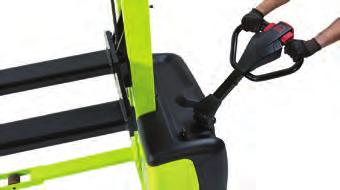 Il pedale può essere usato al posto della maniglia per elevare le forche all altezza desiderata.