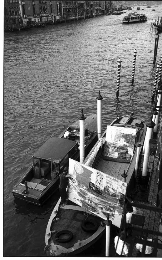 Ugo Mulas (1928-1973) Trasporto delle opere di Robert Rauschenberg, XXXII Esposizione Internazionale Biennale d Arte, Venezia, 1964.