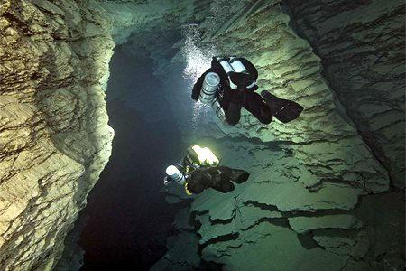 Il Respiro del Drago A 60m sottoterra, con una superficie di quasi due ettari, si trova il più grande lago sotterraneo del mondo, colmo di acqua cristallina e potabile, che porta