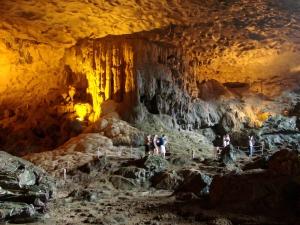 Al mattino continuazione della navigazione sulla baia, anche per vedere la splendida grotta calcarea di Sung Sot.