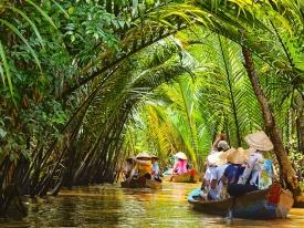 Qui a bordo di un imbarcazione navigheremo lungo il fiume Ham Luong (un ramo del Mekong) e faremo sosta in vari luoghi di lavoro indigeni, per darvi un idea di come funziona