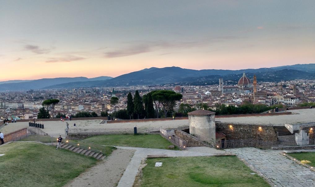 Per coloro che preferiscono contemplare il panorama dall alto senza la presenza di troppi turisti, Forte Belvedere è il posto perfetto, in