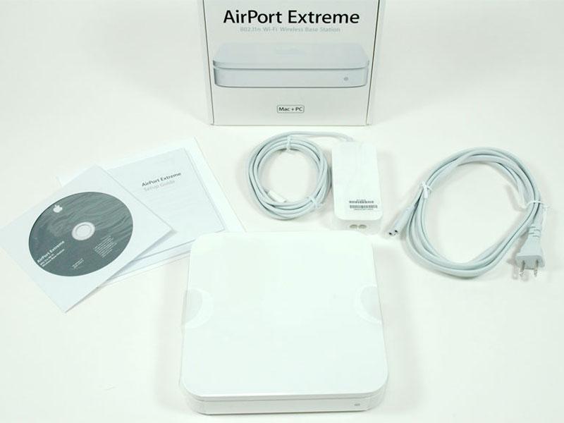 Passo 1 Di Apple AirPort Extreme modello A1143 Teardown Abbiamo ottenuto il nostro nuovo AirPort Extreme 802.11n oggi.