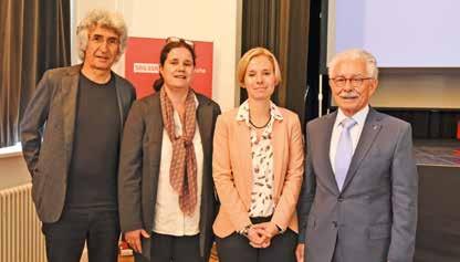 chapitala Grischuna. Foto 2: La cussegliera guvernativa Barbara Janom Steiner engrazia a la SRG.