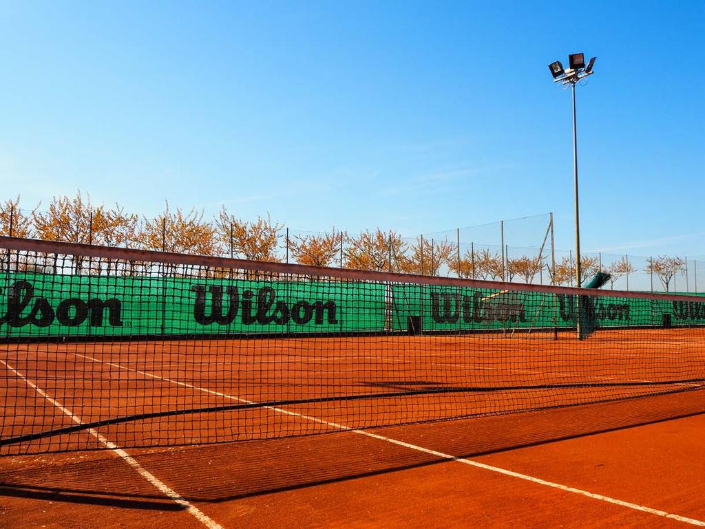 TENNIS Nella tranquillità del Cavallino Sport Center, un ampia zona verde raggruppa numerose attività e servizi sportivi.