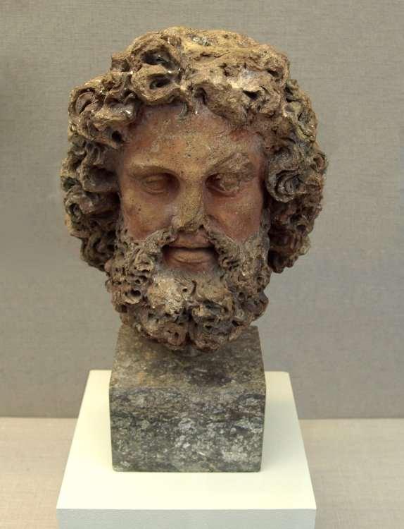 Busto in terracotta del dio etrusco