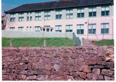 Bunsgoil Lacasdail, Stornoway, Isole di Lewis, Scozie cuatri lenghis e par produsi narazions che a fossin interessants pe cressite culturâl e educative dai fruts bilengâi.