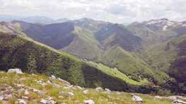 Roveto. Ridiscesi al valico di Pagliara si percorre, verso sud, un sentiero roccioso che conduce alle Grotte di S.Lorenzo, romitorio medievale legato all antico monastero dedicato a S.