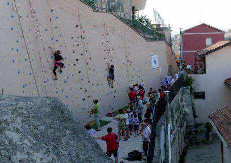 PARETE DI ARRAMPICATA Fernando Valchera La parete di arrampicata intitolata all avv.