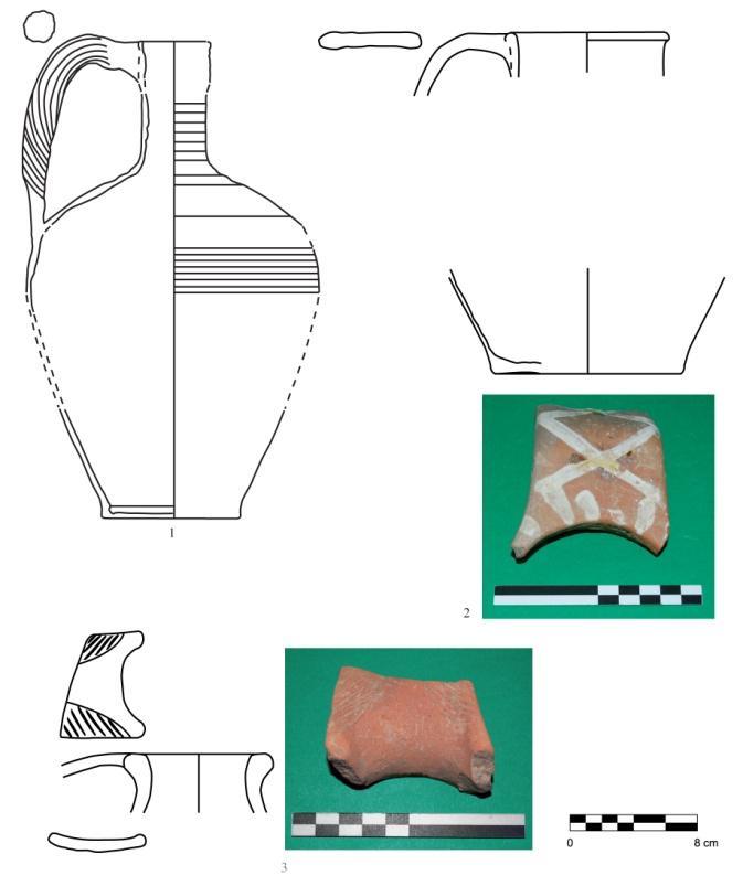 esemplare di Rimini (Biondani 2005b, Fig. 161, n. 7, p. 256). I bacini, in gran parte con orlo a listello, sono attestati sia con listello orizzontale (Tav. 5.1-2) che con listello pendente.