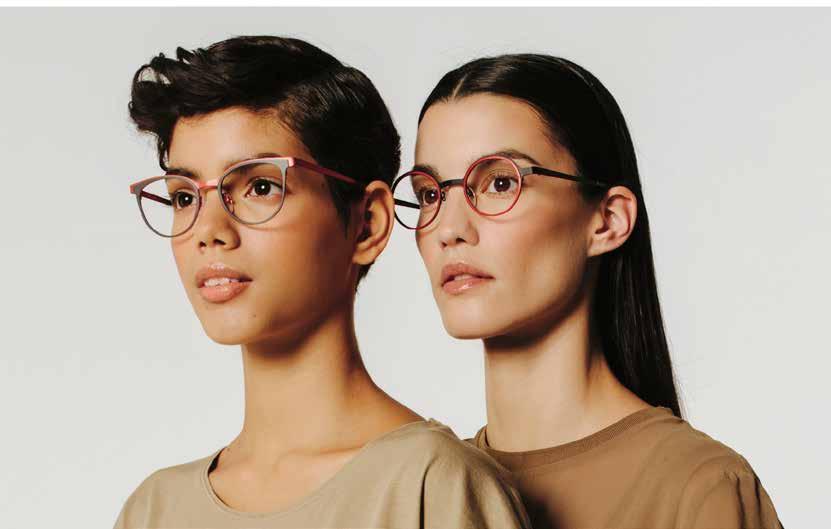 PRADA EYEWEAR La silhouette a gatto, leggermente avvolgente, è caratterizzata dai profili leggeri in metallo e il doppio ponte importante che conferisce un tocco contemporaneo.