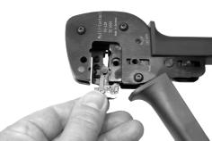 Open the crimping tool (press completely together and release). 12 (ill.