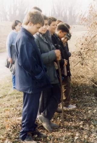 ragazzi sulla sponda.