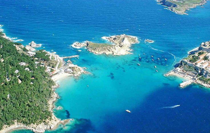 ESCURSIONI DI MEZZA GIORNATA GROTTE DEL GARGANO Tour in barca con partenza dal porto di Vieste fino ad arrivare alla famosissima Baia delle Zagare.