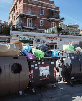 L attuale gestione dei riﬁuti a Roma sta demolendo l immagine millenaria di questa Città, esponendola da tempo, troppo tempo, al disdoro