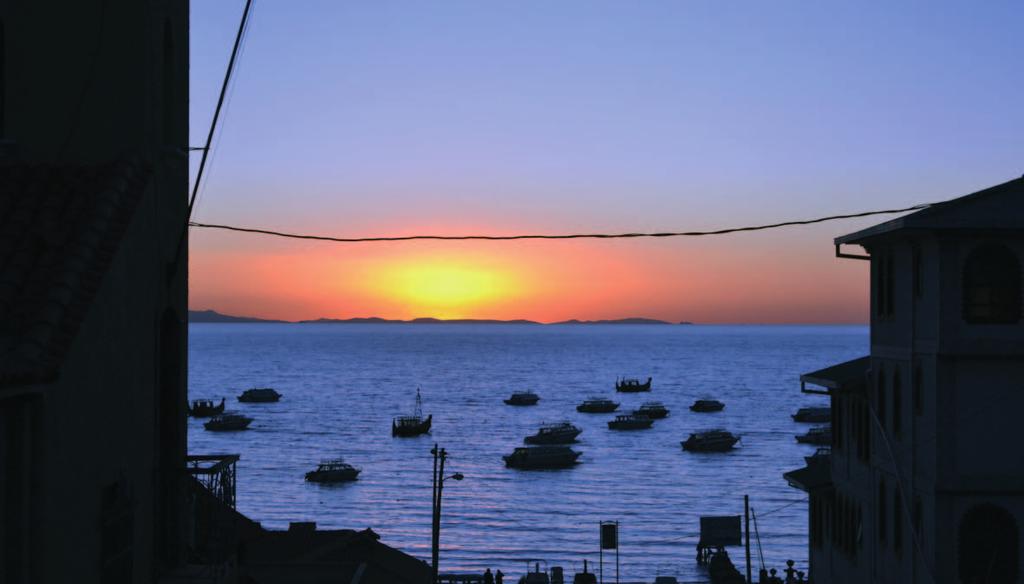 La Paz - Tramonto a Copakawana La Paz, capitale più alta del mondo, raccoglie in una conca tutte le contraddizioni di una nazione. Nella parte alta ci sono i poveri nella parte bassa i ricchi.