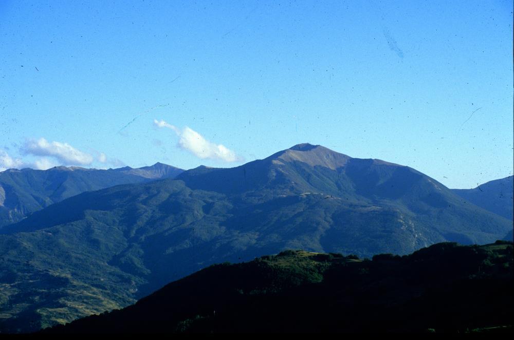 Circo glaciale lungo il versante settentrionale del Monte Cavalbianco, segnato sul fondo da una estesa morena e affiancato da