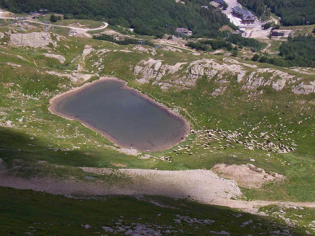 Lago Piatto: ospitato sul fondo del circo glaciale dell Alpe Tre Potenze, rappresenta il bacino lacustre più elevato dell
