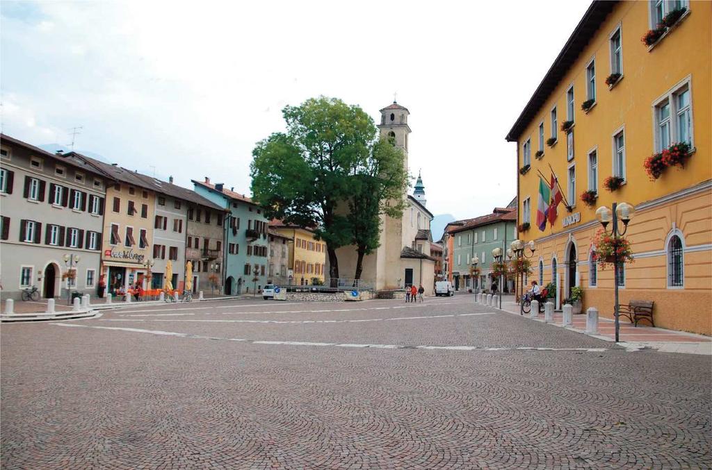 Il centro storico, e in particolare la zona denominata Borgo vècio, è caratterizzata da numerosi palazzi antichi, con interessanti portali, affreschi e altre decorazioni: davvero notevole Corso