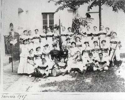 La prima, maestra dello sport senese, traradusse il regolamento scritto da Naismith e nel 1907 presentò la palla al cerchio al Concorso Ginnico di Venezia.