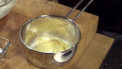 6 Unite la gelatina con la panna alla farcia e mescolate bene