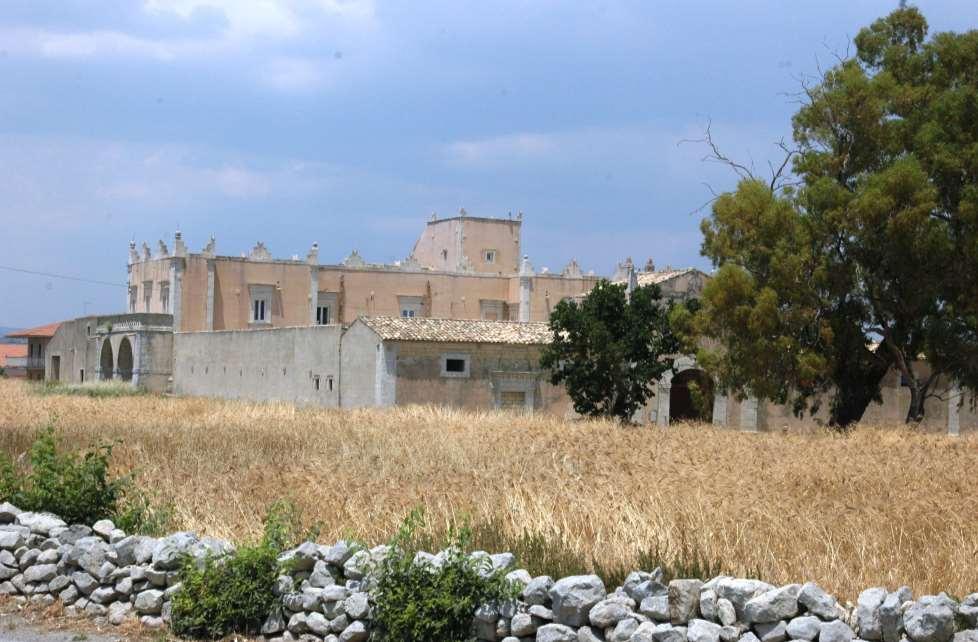 Nella campagna modicana, ai margini dell agglomerato di Frigintini si staglia maestosa la Torre che ha dato il nome a questa porzione del