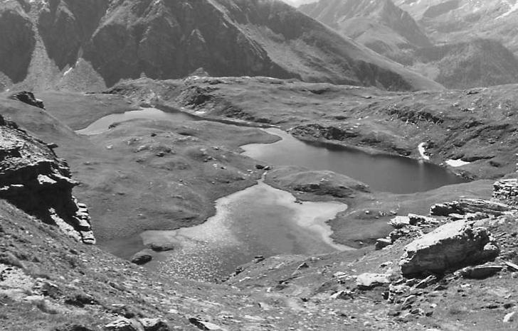 nei pressi dei Laghi Pinter (a sinistra in primo piano) e del Lago Perrin (a destra sullo