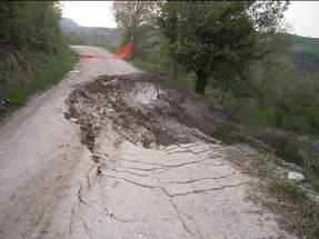 geotecnici dei terreni in situ che sono piuttosto scadenti e, a seguire, le forti pendenze dei versanti.