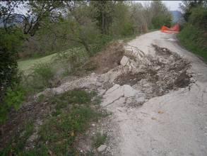 condotta sino al ciglio della scarpata stradale di monte con la mancanza assoluta di fossi a cielo aperto che possano raccogliere e allontanare le acque.