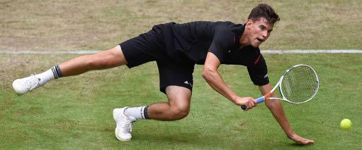 prima pagina Questione di millimetri Qui l austriaco Dominic Thiem; sotto, Alexander Zverev con Roger Federer DI ENZO ANDERLONI - FOTO GETTY IMAGES Ormai è questione di millimetri, come quelli della