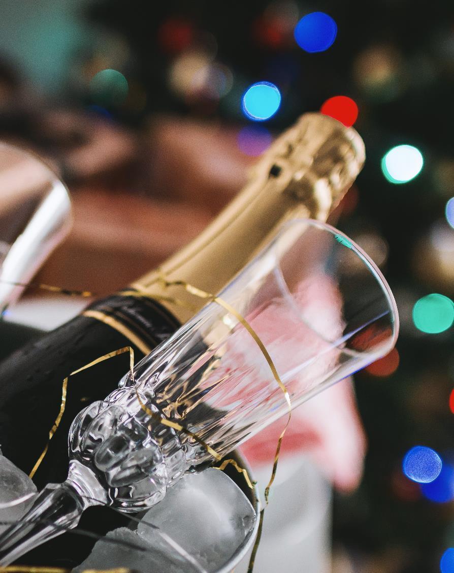 GOLD XMAS PARTY Vini selezionati dalla cantina Astoria Cocktail analcolici alla frutta Acqua minerale con gas e naturale Polentina morbida di Storo con finferli e Morlacco Insalata di manzo con