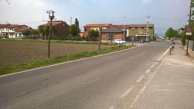 Strade Il cantiere sorge lungo la strada pubblica Via E. Pertini e nell'incrocio della stessa con Via Braggio.