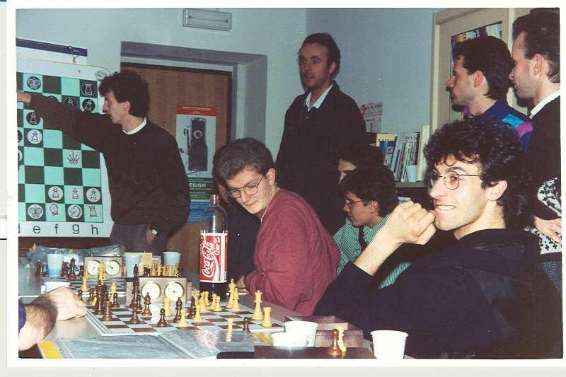 Rinaldo illustra una sua vittoria nella sede di via Longon, maggio 1991(da destra
