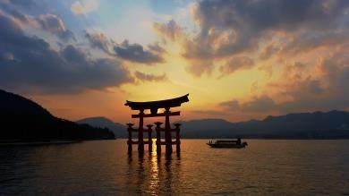 Nel pomeriggio visiteremo il santuario scintoista di Itsukushima e il famoso Torii galleggiante sull isola di Miyajima, una delle attrazioni giapponesi più fotografate.
