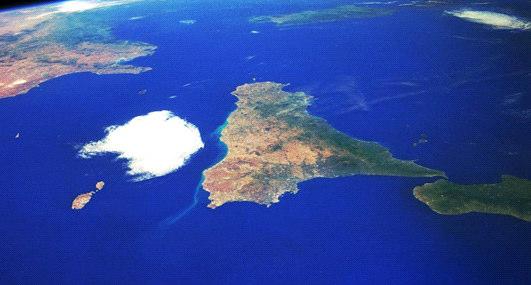 Alcune delle rotte migrato rie primaverili individuate nel corso degli ultimi anni in Sicilia, disegnate su u n immagine dell isola fotografata da satellite.