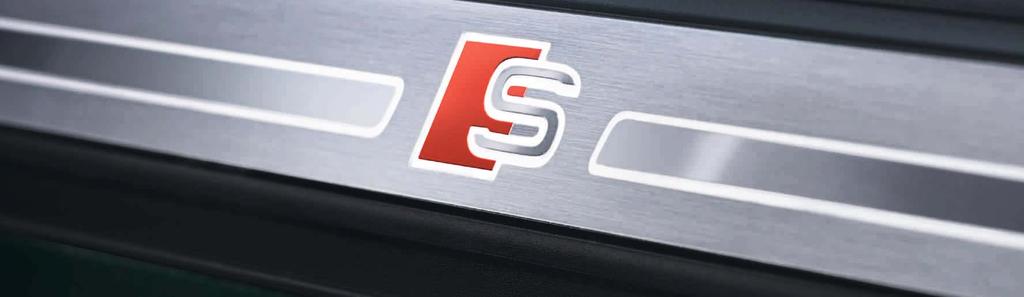 I listelli sottoporta illuminati con logo S consentono di salire con facilità a bordo di Audi SQ5.