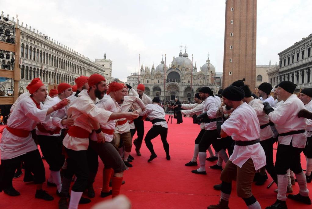 spettacolo condotto da una avvincente narrazione e da un combattimento tra le