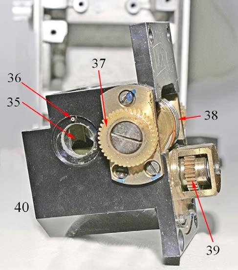 Fig. 3205 Questo è il gruppo della manopola macro sinistra; alla manopola è fissato il tubo 30 che termina con un filetto (32) su cui si avvita il cilindro 11 delle figure precedenti.