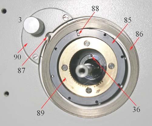 La scanalatura 79 presente nell anello 77 è quasi invisibile nello strumento completo; lo stesso anello 77 si può solo intravedere fra la manopola macro e l anello 4 della fig. 3213.