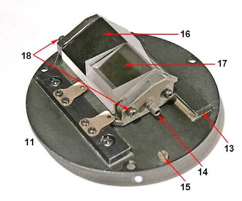 Non solo, ma la lamina F dello schema tradizionale (necessaria per compensare il cammino ottico del prisma C) diviene inutile. Altre due superfici eliminate.