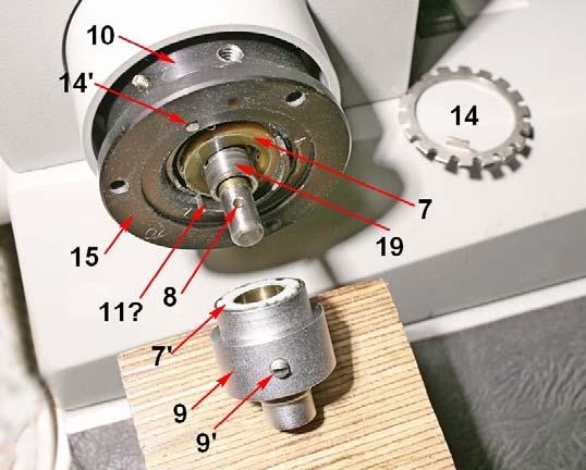 I fori 10 servono (per mezzo di una spina o di una chiave a settore) a ruotare con forza l anello 10. I tre fori 15 servono per le tre viti a testa svasata che fissano la manopola macro 17.