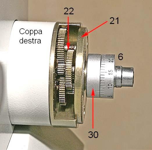 Fig. 3276 (a destra) Non abbiamo approfondito la struttura del gruppo degli ingranaggi a destra, poiché essi non interferiscono col problema della frizione della macrometrica, da cui siamo partiti.