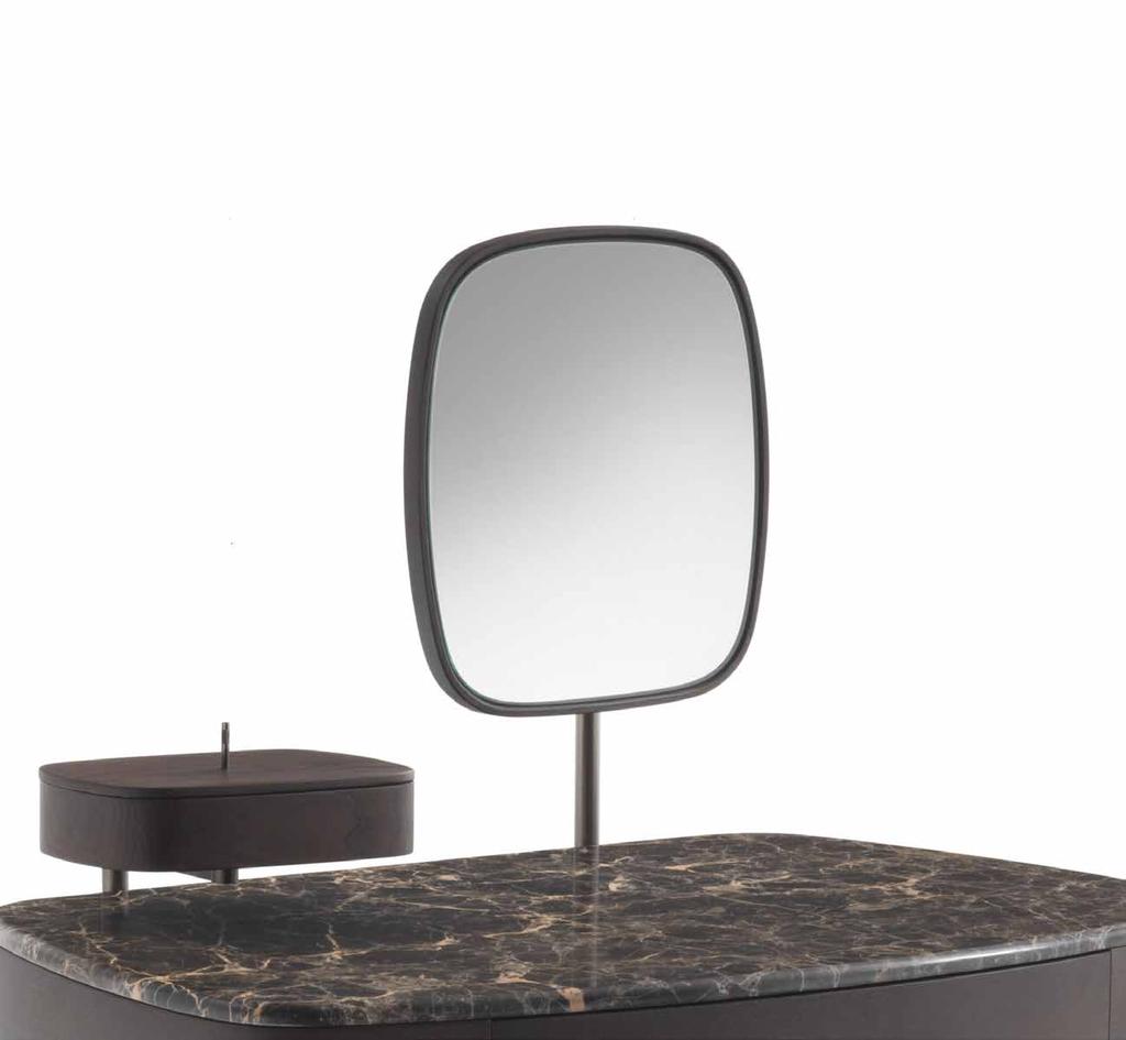 MASKARA ACCESSORI Specchio orientabile con struttura in ottone e cassetto in legno. Opzionale per Maskara coiffeuse. Adjustable mirror with frame in brass and bottom drawers in ash wood.